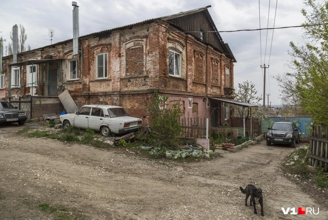 Экскурсии восторженных туристов оказываются возле этих памятников архитектуры нечасто | Источник: Константин Завриков / V1.RU