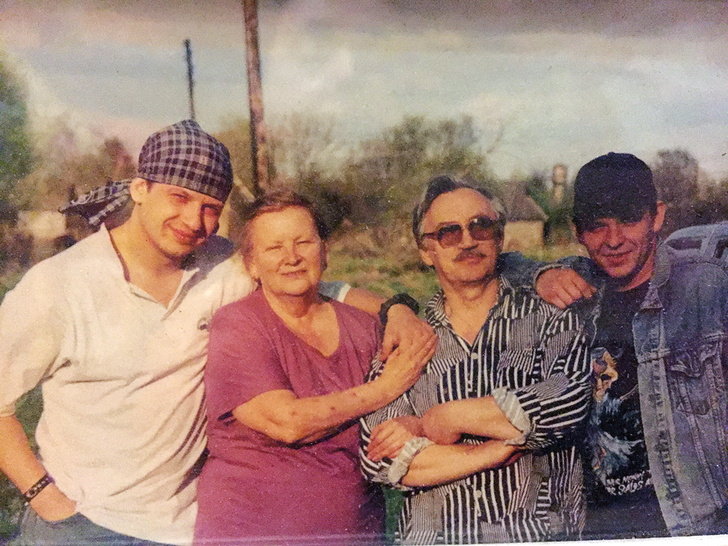 Дима с мамой Маргаритой (ее не стало в 2006 году), папой Юрием и братом Михаилом.