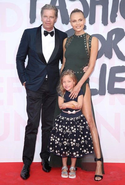 Наташа Поли с мужем Питером и дочерью Александрой