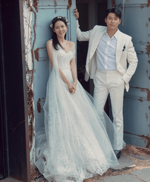 Сон Йе Чжин опубликовала новые фото с Хён Бином в честь годовщины их свадьбы 🥰