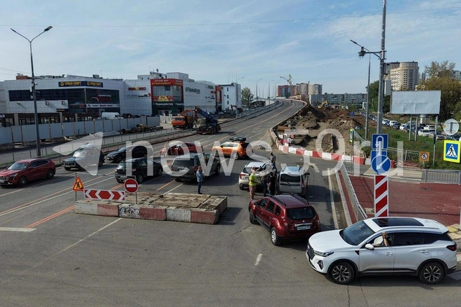 Пробка из автомобилей растянулась по автобусному развороту | Источник: Кирилл Хафизов / 59.RU