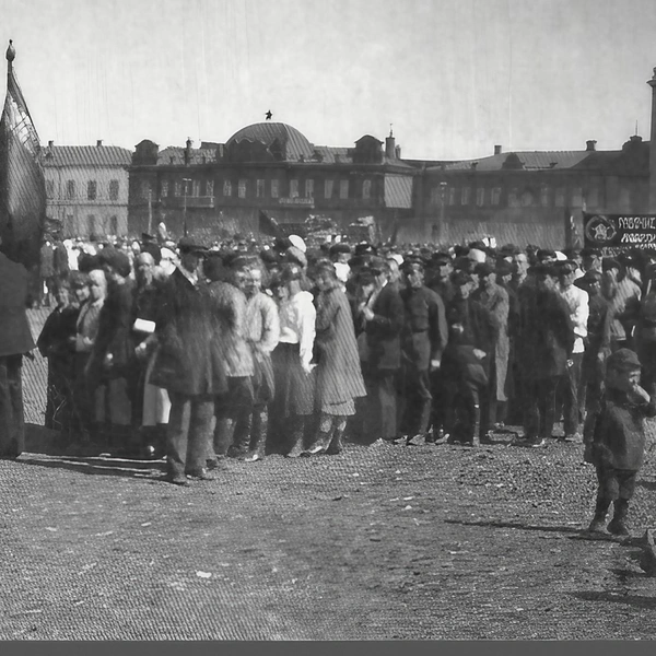 Митинг 1 мая 1927 года. Он проходил на бывшей Базарной площади. Сейчас там сквер Дзержинского | Источник: Сборник «История Омска» под ред. Н. А. Миненко и В. А. Рыженко, 2006 г. Открытка из коллекции В. И. Селюка / Pastvu.com