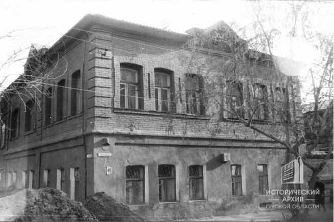 Первое фото сделано в 1989 году. На нем здание перестроено, а раньше тут были большие витринные окна  | Источник: Pastvu.com