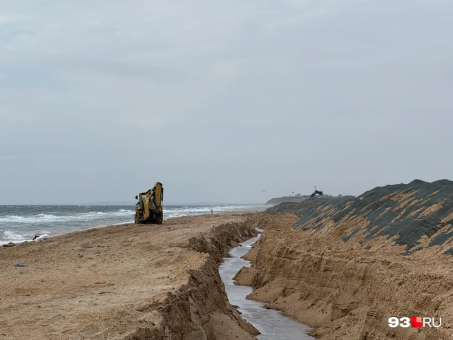 На пляже снова техника, мешки и рабочие | Источник: Валерия Дульская / 93.RU