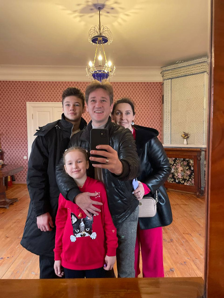 Мать убили на Черкизовском, проводил брата в Донбасс, осудил уехавших звезд. Антон Шагин за кадром