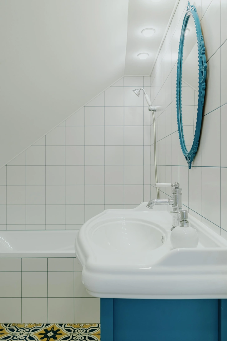 На полу — плитка Sevilla, Cersanit. На стенах — плитка «Граньяно», Kerama Marazzi. Тумба выполнена на заказ. Раковина, MyJoys. Смесители, Iddis и Bravat. | Источник: Евгений Анголюк