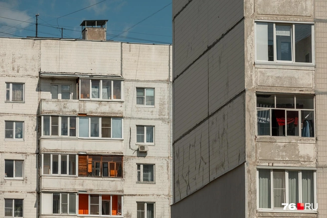 Балконы с их разным содержимым оживляют однотипные фасады | Источник: Александр Куренной / 76.RU