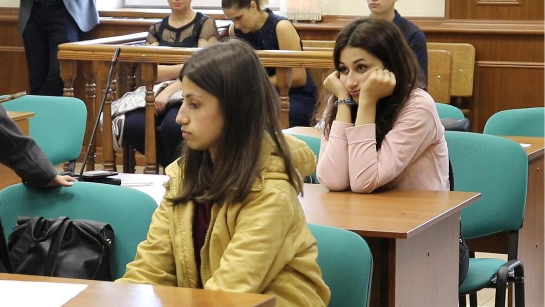 Дело сестер Хачатурян снова затягивается — адвокат рассказал, чего ждут девушки