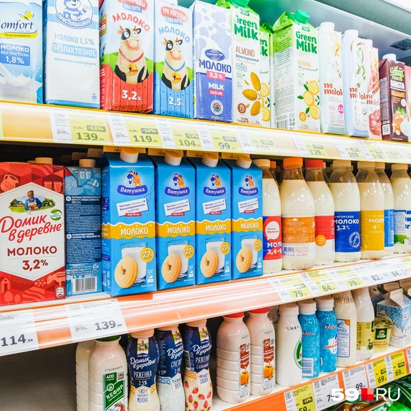На полках молок разных видов и брендов | Источник: Тимофей Калмаков / 59.RU
