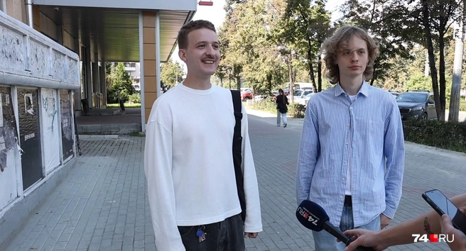 Иван (слева) последний раз был в стоматологии… с котом | Источник: Михаил Шилкин