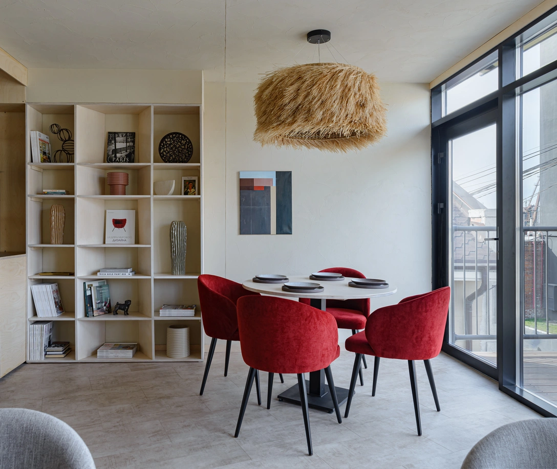 Мебель изготовлена по эскизам дизайнера. Стулья, CostaBella. Абажур ручной работы, Candy Lamp. Напольное покрытие, Pergo. Декоративная штукатурка, Derufa. На стене — картина Анны Мельн, галерея Art & Brut. | Источник: Анастасия Розонова