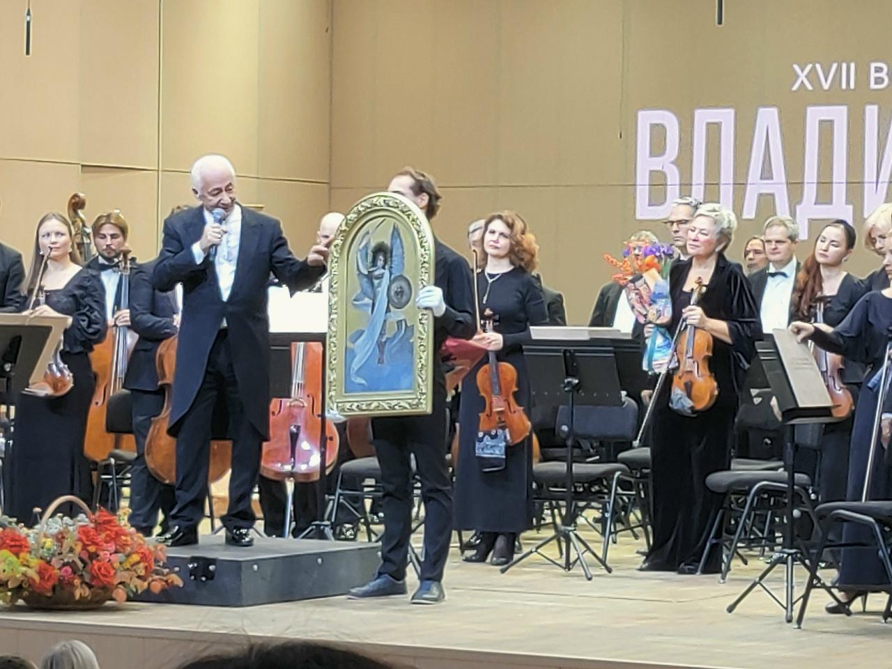 «Зал будто озарился свечением»: Владимир Спиваков подарил Пермской галерее икону Архангела Михаила
