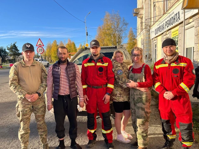 Наталия Волкова на этом снимке третья справа — в черных шортах и камуфляжной куртке. Найденный Федор Медведев — второй слева, в тельняшке | Источник: «РМК Поиск»