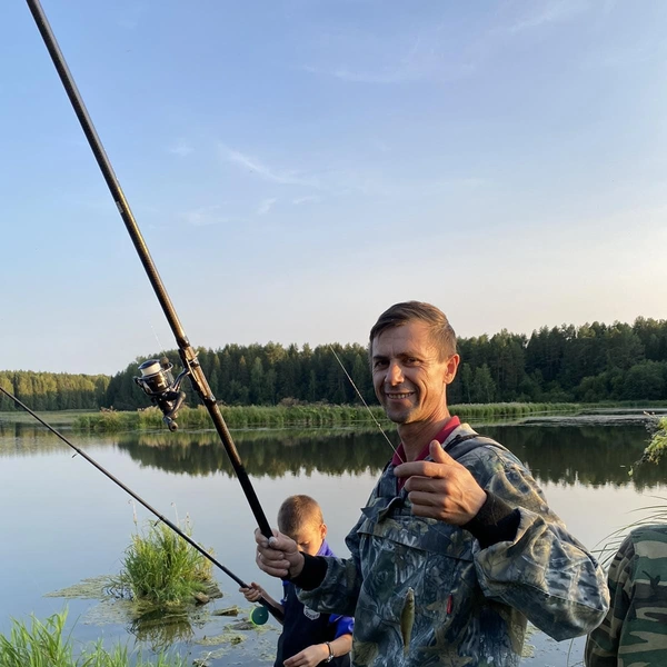 На рыбалке. Отлично клюет! | Источник: архив семьи Коняевых