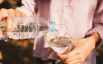 Насколько опасны пластиковые бутылки? 5 наших главных страхов и что по их поводу говорит наука