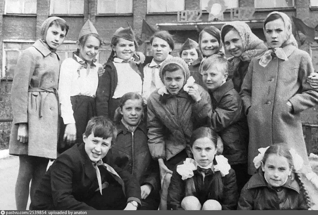 Платки сейчас тоже носят | Источник: pastvu.com / anaton