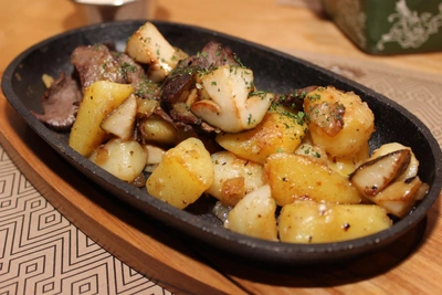 Сытный ужин: рецепт картошки со свининой и огурцами