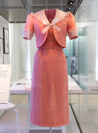 От коронационного платья 1937 года до подвенечного наряда леди Ди: выставка в Кенсингтонском дворце как причина для поездки в Лондон