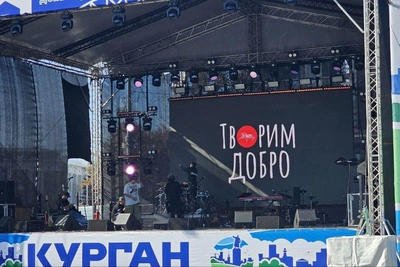 PIZZA и Хор Сретенского монастыря уже на сцене в Кургане