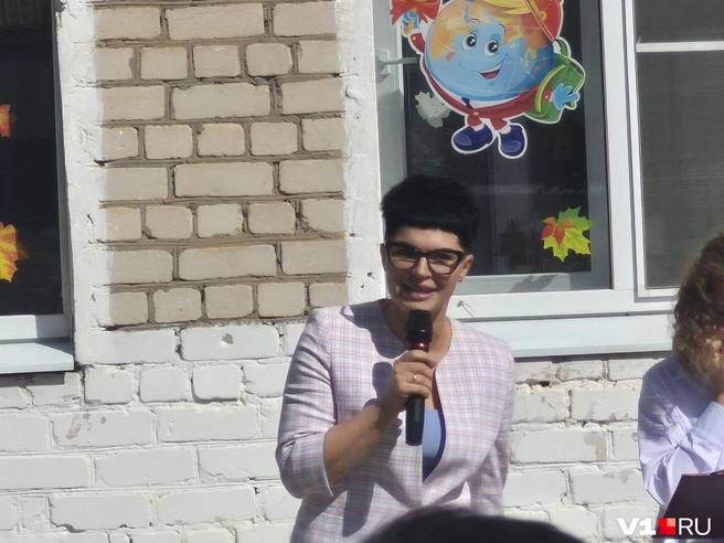 Директор школы обратилась к ученикам с поздравлением и наставлением | Источник: Ирина Яковлева / V1.RU