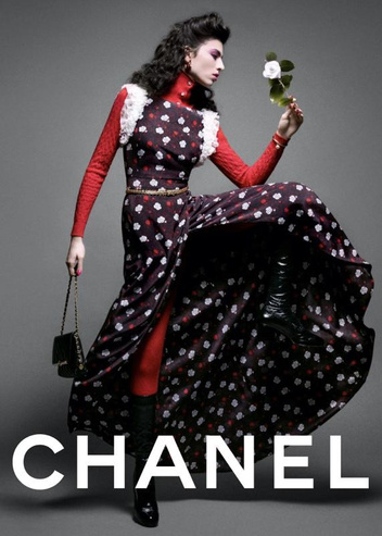 Две красивые героини Chanel: камелия и Лоли Баия