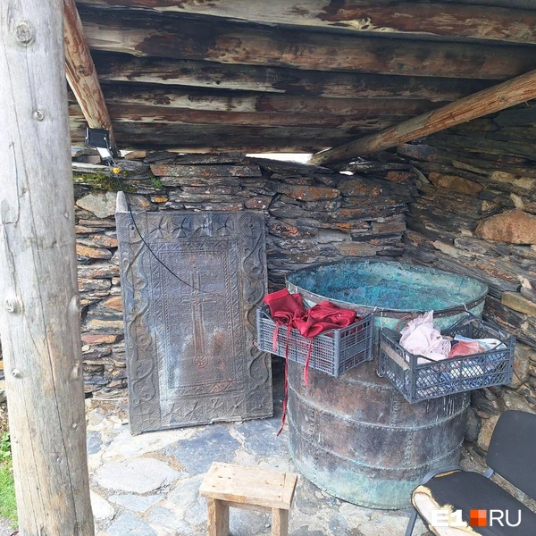 Платки и повязки, которые заменят юбки, можно взять во дворе церкви | Источник: Юлия Забайлович / E1.RU