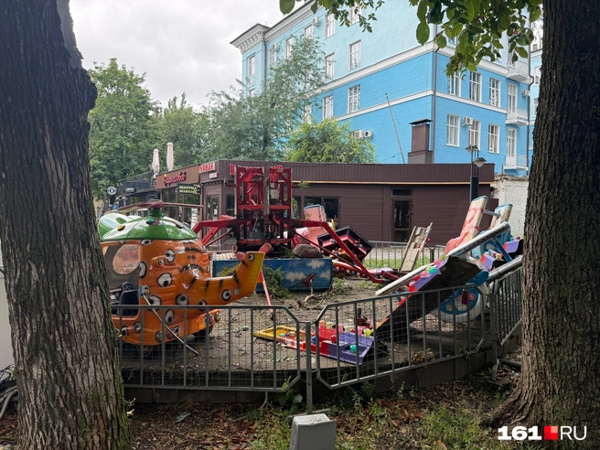 Развалены ли другие аттракционы, сказать сложно: из тех, что на виду, только этот поврежден так сильно | Источник: Марина Рыбалкина / 161.RU