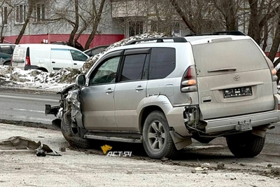 Toyota на высокой скорости срубила тополь в Новосибирске