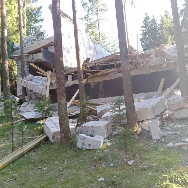 Уголовное дело возбудили после обрушения строящегося дома в Ленобласти. Двое погибли, один с тяжелыми травмами | Источник: Аварийно-спасательная служба ЛО