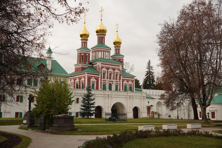 Загадочные склепы, ангелы и плакальщицы: 3 самых красивых кладбища Москвы