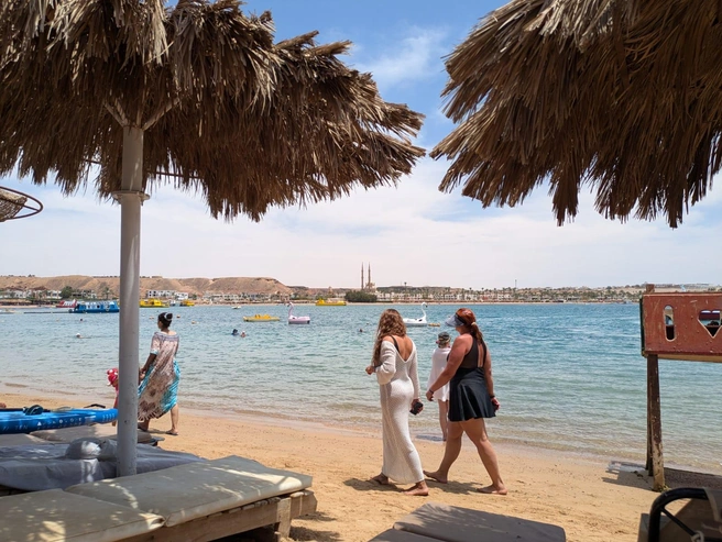 В Шарме берут плату за вход на пляж и это включает автоматически инвентарь: лежак, зонт, полотенце | Источник: Оксана Витязь 