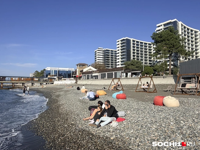 Несмотря на сирены, люди продолжают наслаждаться морем | Источник: Анна Грицевич / SOCHI1.RU