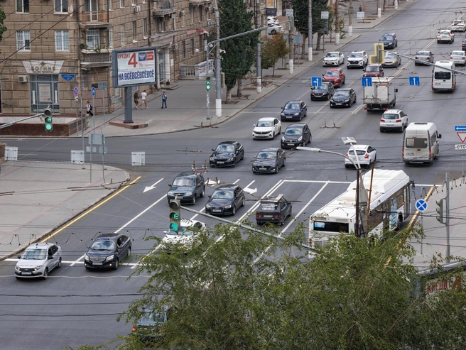 Перекресток в центре Волгограда отличается частыми авариями. | Источник: Алексей Волхонский / V1.RU