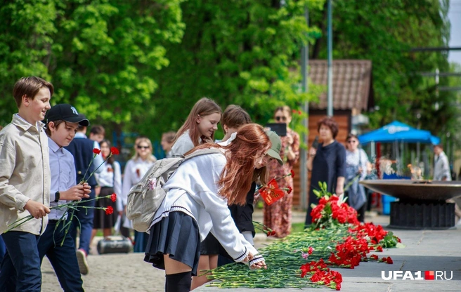 В возложении цветов участвовали как дети, так и ребята постарше | Источник: Булат Салихов / UFA1.RU