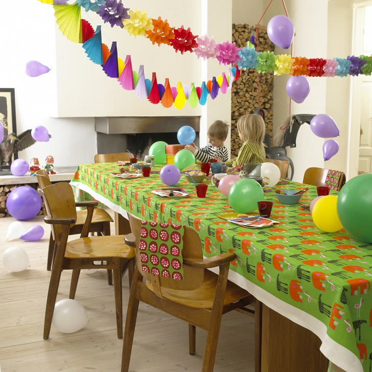 Вместо обычной скатерти праздничный стол можно накрыть ярким отрезом ткани. Текстиль Marimekko, www.marimekko.com
