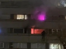 Люди висят на окнах, пострадали 8 детей: в центре Москвы горит отель