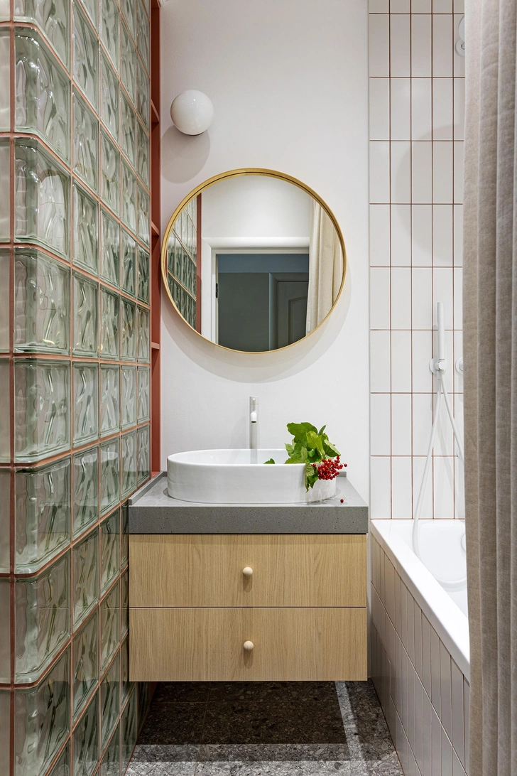 Встроенные шкафы и тумба под раковиной изготовлены на заказ по эскизам дизайнера SVAI Studio. Бра, IKEA. Смеситель для умывальника, душевой гарнитур, гигиенический душ, Bruma. Ванна, Excellent. Умывальник, Ravak. Плитка в зоне ванны, Arte. | Источник: Андрей Кот. Стиль: Алеся Корнилович