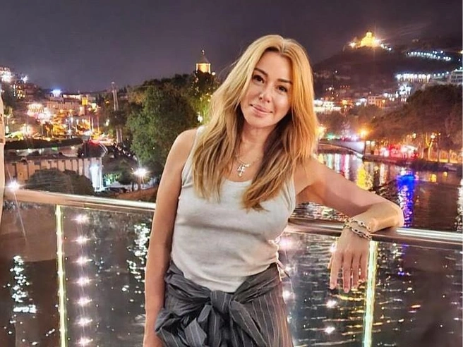 Алена Апина отдыхает в Грузии в компании мужчины значительно моложе ее | Источник: neapina / Instagram (экстремистская организация, деятельность запрещена на территории РФ)