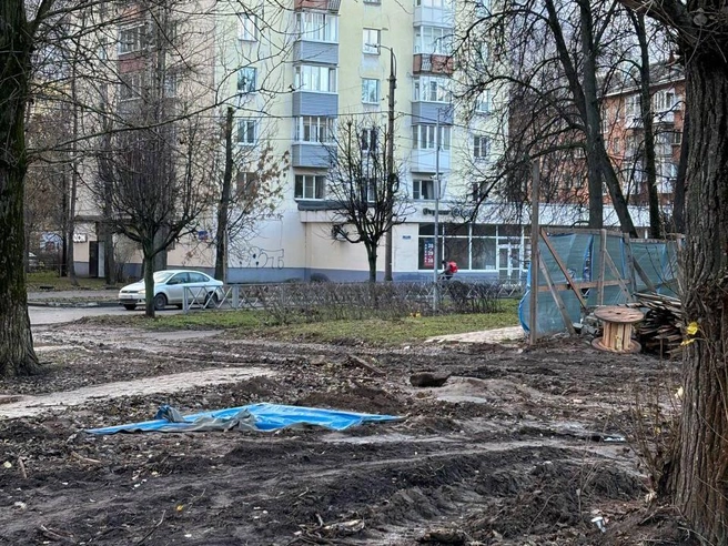 Часть ограждения демонтирована, открыв вид на ведущиеся работы | Источник: читатель 76.RU