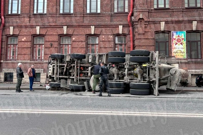 Бетономешалка опрокинулась на Гапсальской улице