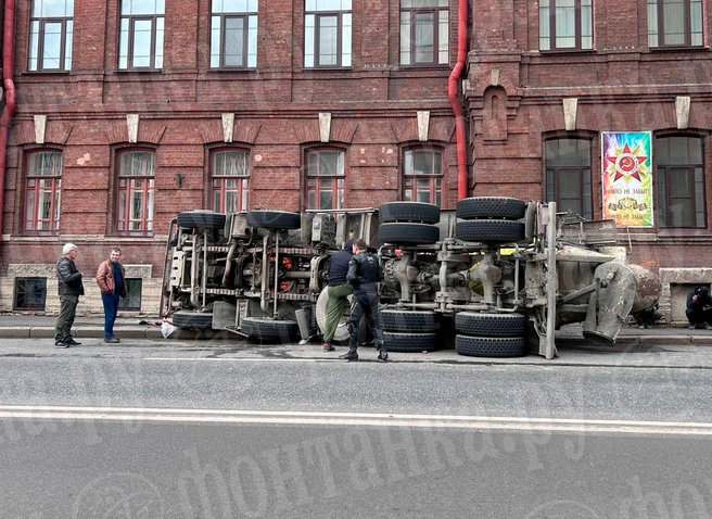 Авария с бетоносмесителем произошла на Гапсальской улице днем 31 мая | Источник: читатель «Фонтанки» Роман