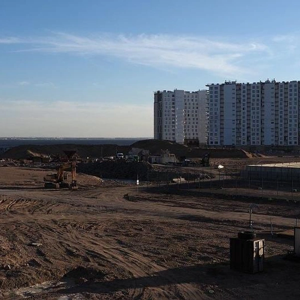 Будущий район постепенно обрастал жилыми кварталами, появляясь буквально там, где ещё недавно была вода. | Источник: Сергей Николоев / FONTANKA.RU