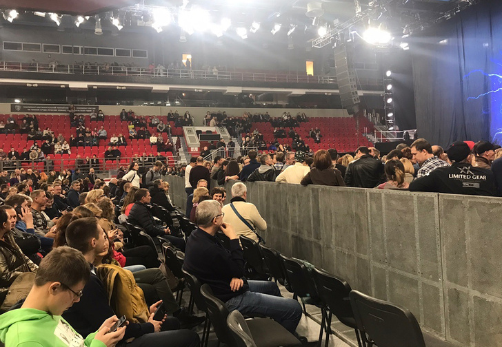 В Екатеринбурге зрители заплатили за VIP-места на концерт Scorpions, а их посадили лицом к стенке (фото)
