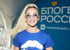 Ольга Бузова повторила танец Уэнсдэй в опасном платье с вываливающейся грудью