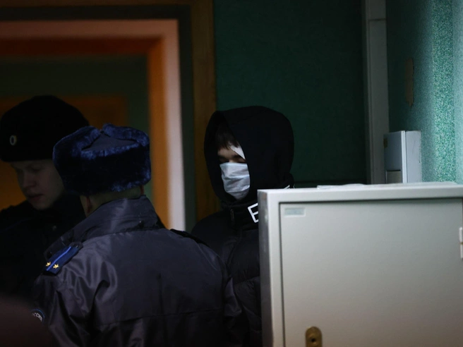 У обвиняемого на лбу виден пластырь | Источник: Автор фото: Александр Ощепков, NGS.RU