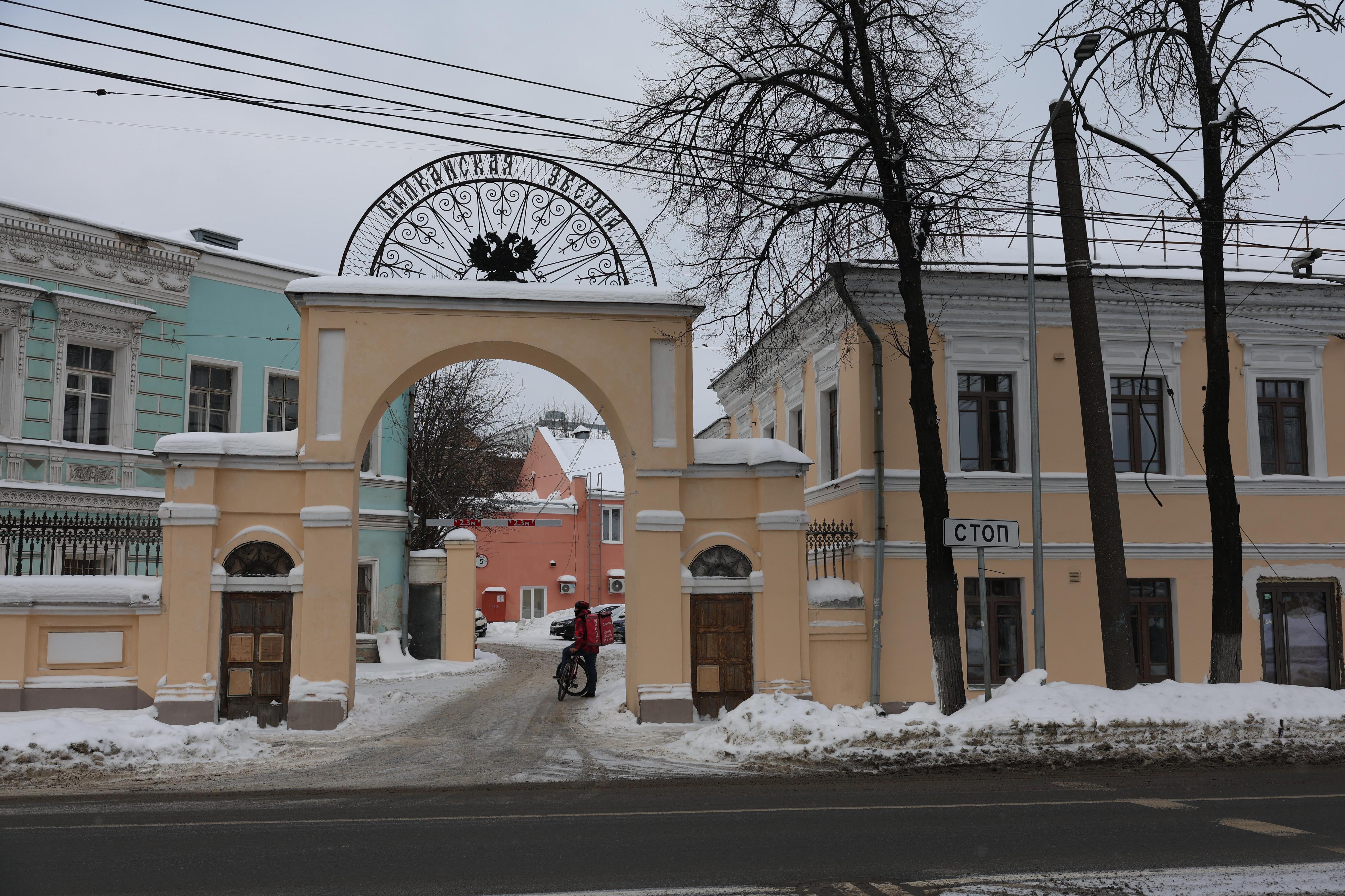 Слева - до реставрации (осень 2025 года), справа - после (январь 2026-го)