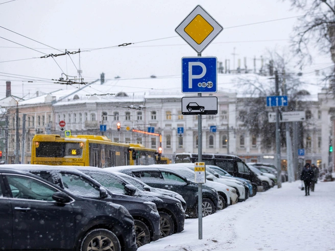 Парковки в центре города по-прежнему заполнены автомобилями. | Источник: Артем Бауман / 76.RU