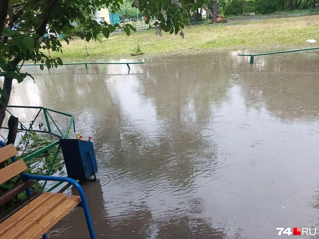 Во дворах сейчас вот так | Источник: читатель 74.RU