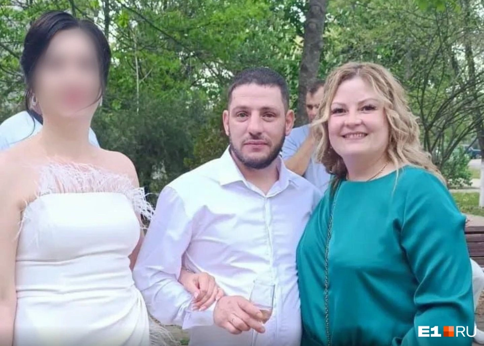 В прошлом году Артем женился, сестра приезжала к нему на свадьбу | Источник: Алена Вшивкова