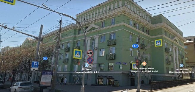 После долгих согласований фасад отремонтировали, а балконы заменили декоративными решетками. Зато получилось единообразно | Источник: Яндекс.Карты